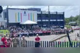 Fiéis e integrantes de instituições prestam homenagens a Nossa Senhora de Nazaré durante o traslado para Ananindeua e Marituba, com música, fogos e manifestações de devoção em Belém.