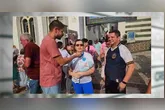 Povo nas ruas dá testemunhos de fé e realizações com Nossa Senhora de Nazaré.