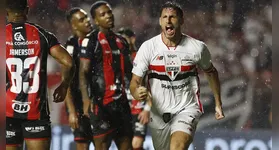 São Paulo vence o Vitória por 2 a 1 com dois gols de Calleri e retorno de Lucas. Confira os destaques da partida e os próximos confrontos das equipes.