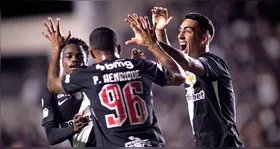 André Gomez (esquerda) marcou o gol da vitória vascaína