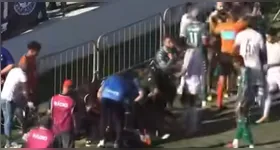 A repórter ficou caída no chão enquanto recebia atendimento.