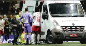 Alix Vinícius precisou ser retirado de ambulância após ficar desacordado depois de um forte choque de cabeça com Vitor Hugo na Arena MRV.