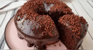 Imagem ilustrativa da notícia: Bolo de chocolate com flocão: receita fácil, fofinha e sem glúten