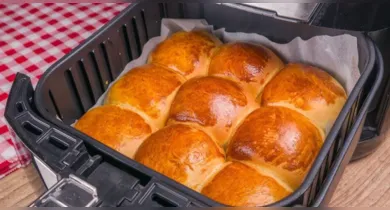 Imagem ilustrativa da notícia: Pãozinho na air fryer com 3 ingredientes fica pronto em 5 minutos; confira!