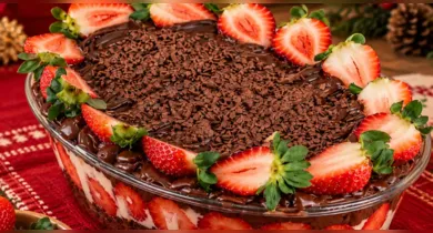 Imagem ilustrativa da notícia: Pavê de chocolate com morangos: aprenda a fazer sobremesa fácil e cremosa