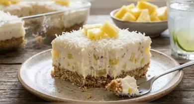 Imagem ilustrativa da notícia: Bolo gelado de abacaxi com coco ganha versão leve e refrescante