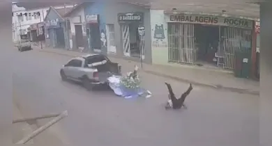 Imagem ilustrativa da notícia: Homem se fere, mas imagem de Santa não quebra ao cair de caminhonete em MG