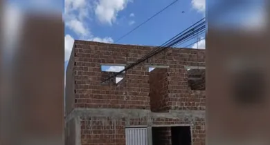 Imagem ilustrativa da notícia: Casa é construída ao redor de fios e viraliza em Pernambuco