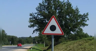 Imagem ilustrativa da notícia: Placa com ponto preto no meio? Veja o que significa a sinalização