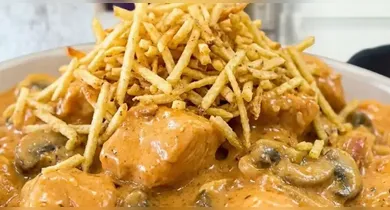 Imagem ilustrativa da notícia: Strogonoff de frango cremoso com batata palha crocante