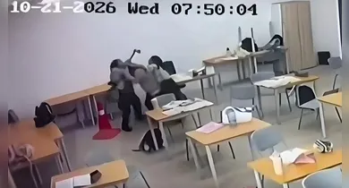 Imagem ilustrativa da notícia: Adolescente ataca professora com machado e transmite ação ao vivo