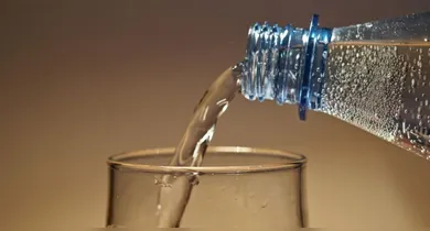 Imagem ilustrativa da notícia: Água mineral com coliformes: sintomas de contaminação e riscos