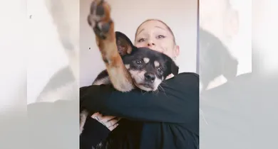 Imagem ilustrativa da notícia: Ariana Grande se despede de cachorrinha e emociona fãs: "Te amo tanto"