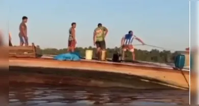 Imagem ilustrativa da notícia: Barco que naufragou com estrutura de banda teve prejuízo estimado em R$ 1 milhão
