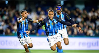 Imagem ilustrativa da notícia: Grêmio vence no fim, ultrapassa Corinthians e respira no Z-4