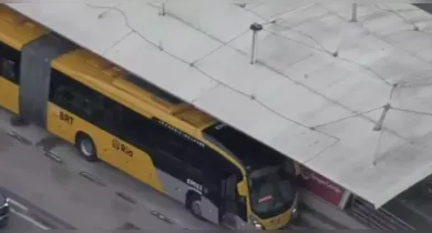 Imagem ilustrativa da notícia: Passageiro morre baleado dentro de ônibus do BRT no Rio