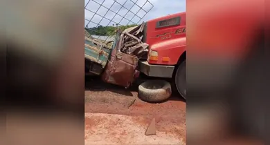 Imagem ilustrativa da notícia: Colisão entre caminhonete e caminhão deixa um morto na BR-422