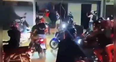 Imagem ilustrativa da notícia: Homem agride entregador e motoboys depredam a casa e fazem buzinaço