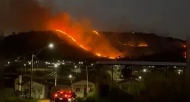 Imagem ilustrativa da notícia: Incêndio de grandes proporções assusta moradores em Canaã