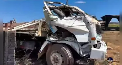 Imagem ilustrativa da notícia: Caminhão tomba na PA-279 e deixa um morto em Tucumã
