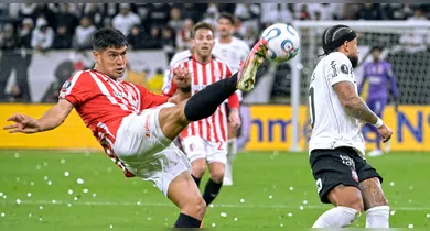 Imagem ilustrativa da notícia: Depay perde pênalti no fim e Corinthians cai da Libertadores