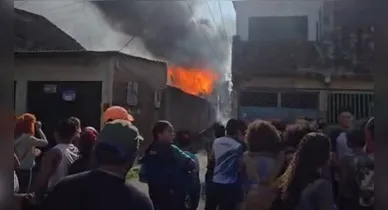 Imagem ilustrativa da notícia: Vídeo: incêndio destrói casa no bairro do Guamá, em Belém
