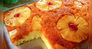 Imagem ilustrativa da notícia: Bolo de abacaxi caramelizado fofinho e com calda dourada perfeita