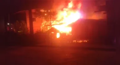 Imagem ilustrativa da notícia: Vídeo: Incêndio destrói residências em Breves