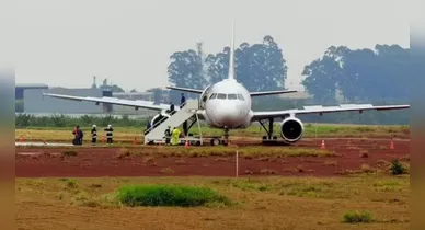 Imagem ilustrativa da notícia: Avião com 151 pessoas sai da pista durante pouso no Paraná