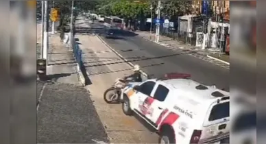 Imagem ilustrativa da notícia: Vídeo: viatura dos Bombeiros bate em motos e deixa feridos em Belém