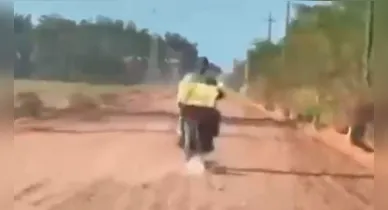 Imagem ilustrativa da notícia: Motociclista é flagrado arrastado cachorro por corda no pescoço