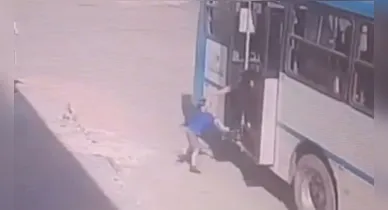 Imagem ilustrativa da notícia: Motorista acelera e derruba criança que descia de ônibus no Pará