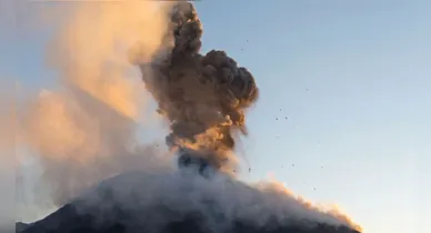 Imagem ilustrativa da notícia: Vulcão na Indonésia entra em erupção e afeta mais de 370 voos