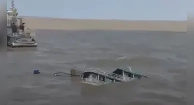 Imagem ilustrativa da notícia: Três pessoas escapam de naufrágio de embarcação em Santarém