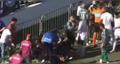 Imagem ilustrativa da notícia: Vídeo: repórter desmaia após levar bolada no rosto durante jogo da série D