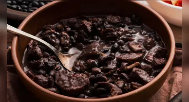 Imagem ilustrativa da notícia: Que tal uma feijoada preparada por etapas para o 7 de Setembro? Aprenda a fazer!