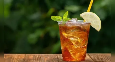 Imagem ilustrativa da notícia: Tá calor? Confira 5 receitas de chá gelado para refrescar os dias quentes