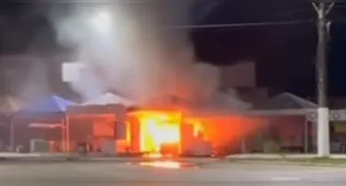 Imagem ilustrativa da notícia: Incêndio destrói trailers de ambulantes na Praia do Caripi