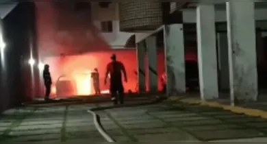 Imagem ilustrativa da notícia: Incêndio atinge dois carros em estacionamento de prédio em Belém