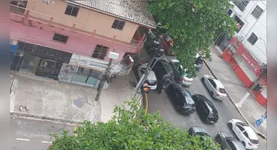 Imagem ilustrativa da notícia: Árvore cai sobre carro e trava trânsito na Alcindo Cacela em Belém