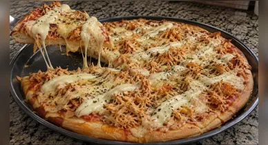 Imagem ilustrativa da notícia: Pizza caseira de frango com requeijão e massa no liquidificador