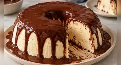 Imagem ilustrativa da notícia: Receita de bolo de sorvete com calda de chocolate
