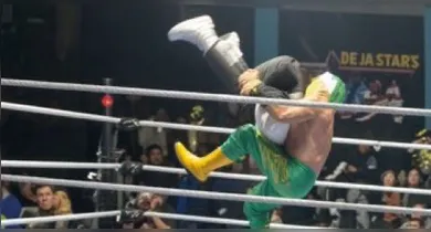 Imagem ilustrativa da notícia: Vídeo: lutador é preso após aplicar golpe proibido e matar árbitro em ringue