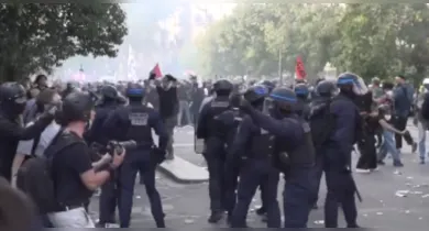 Imagem ilustrativa da notícia: França suspende bombas de efeito moral após jovem perder a mão
