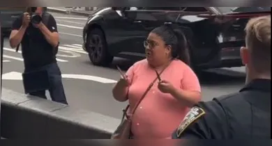 Imagem ilustrativa da notícia: Polícia mata mulher após ataque com facas na Times Square, em Nova York