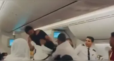 Imagem ilustrativa da notícia: Passageiros "saem no soco" dentro de avião e cena viraliza na web