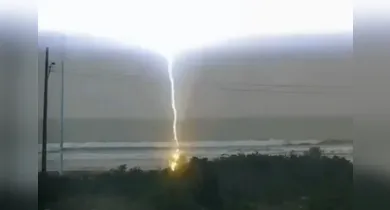 Imagem ilustrativa da notícia: Tragédia de turista atingida por raio em praia acende alerta sobre perigos