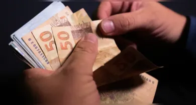 Imagem ilustrativa da notícia: Dinheiro na conta: 13º salário será antecipado em 2026