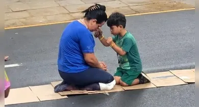 Imagem ilustrativa da notícia: Mãe e filho emocionam durante promessa no Círio: "Mãe, não desiste!"