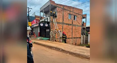Imagem ilustrativa da notícia: Homem morre eletrocutado ao fazer reparos no telhado